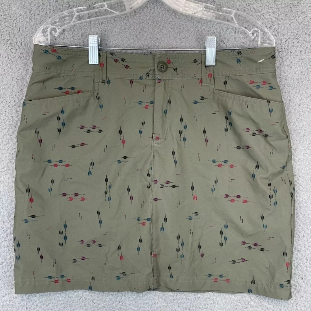 New EDDIE BAUER Womens Adventurer 2.0 Mini Skirt Skort Green Arrow Print Size 8